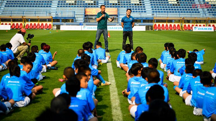 Daikin invites young people to practice football skills with national team players along with Mano, the head coach. fast168